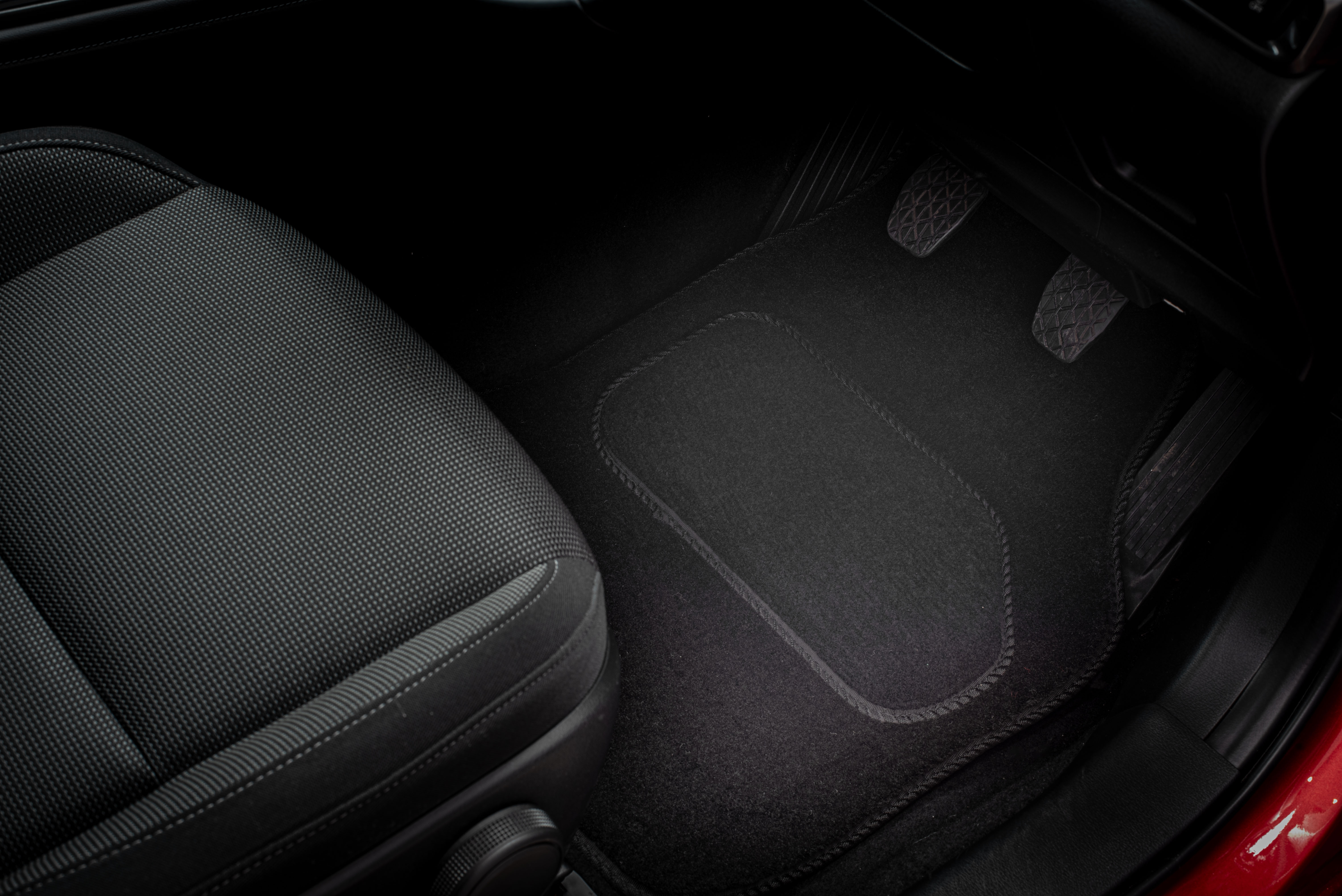PMA PCM4507 UNIVERSAL LUXURY CAR MAT SET WITH HEAL PAD - 4 PIECE BLACK